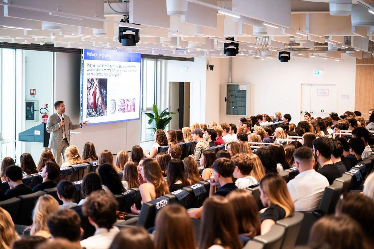 Jacopo Manotti presenting to a full lecture hall of Bachelor students at the induction day